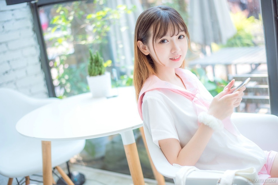 我们都曾付出真心，以不同的方式。我们只是当时理解不了彼此，谁也不欠谁，爱情无需缅怀。你是那些年月里最烈的酒，我是真的认真醉过。